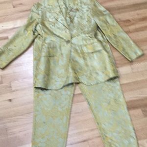 A very rare, elegant and beautiful dolce and Gabbana suit only worn twice 💐